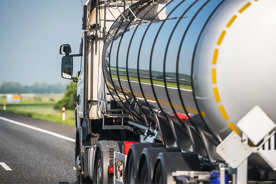 Consejero de Seguridad ADR - 900x600px Camión cisterna para el transporte de mercancías peligrosas, simbolizando el servicio de Consejero de Seguridad ADR.