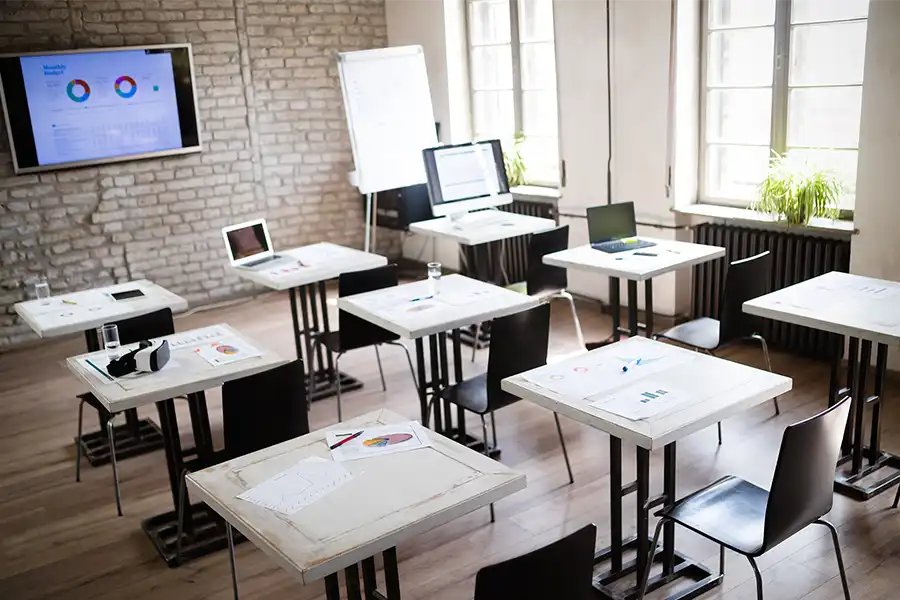 Formación Logística y ADR Aula de formación profesional para cursos de logística y normativa ADR, con equipos de estudio.